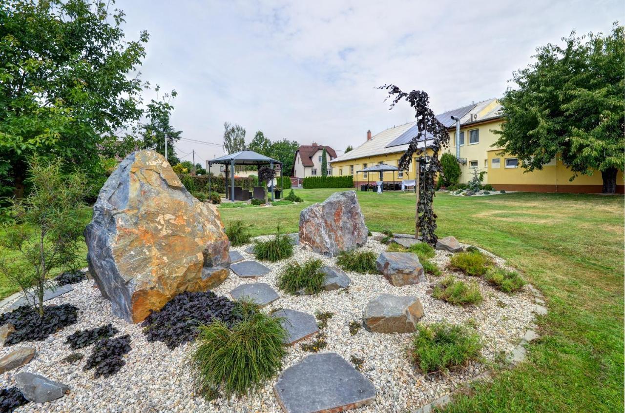 Hostinec a penzion U sv. Mikuláše Hať Exterior foto